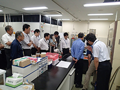 実験準備室 Iの見学の様子