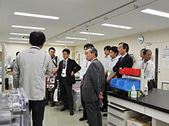 実験準備室 IIの見学の様子