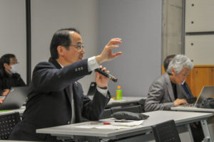 講演者に質問する参加者