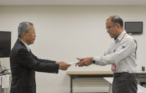 第1回センター長表彰を受ける岡﨑氏