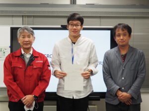 左から柴山センター長、石井さん、阿久津